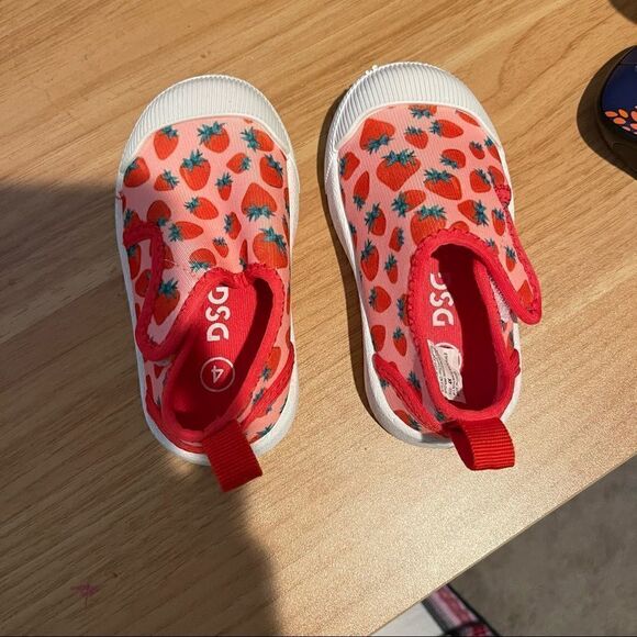 NWOT DSG water shoes strawberries size 4 - Picture 9 of 11